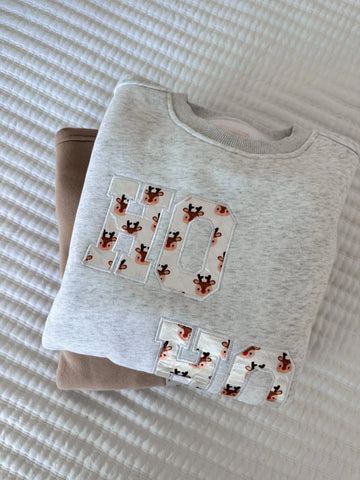 Cozy Pearl Grey Sweatshirt with Reindeer Design for Effortless Winter Style