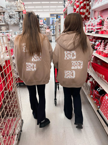 Cozy Pearl Grey Sweatshirt with Reindeer Design for Effortless Winter Style