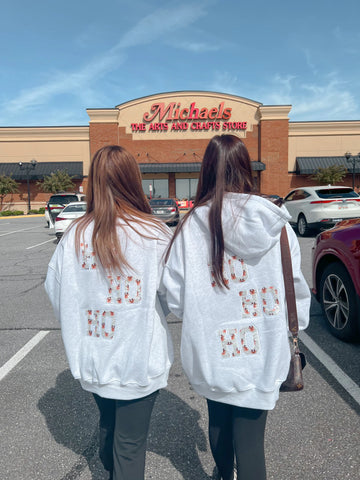 Cozy Pearl Grey Sweatshirt with Reindeer Design for Effortless Winter Style