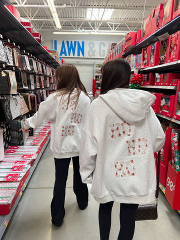 Cozy Pearl Grey Sweatshirt with Reindeer Design for Effortless Winter Style