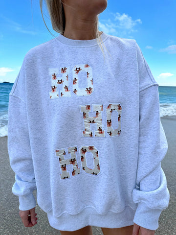 Cozy Pearl Grey Sweatshirt with Reindeer Design for Effortless Winter Style