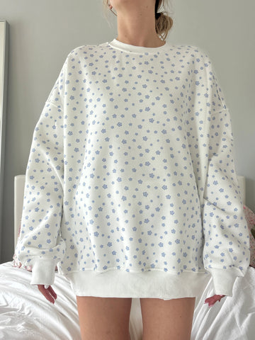 Effortless Blue Floral Sweatshirt for a Soft and Dreamy Everyday Look
