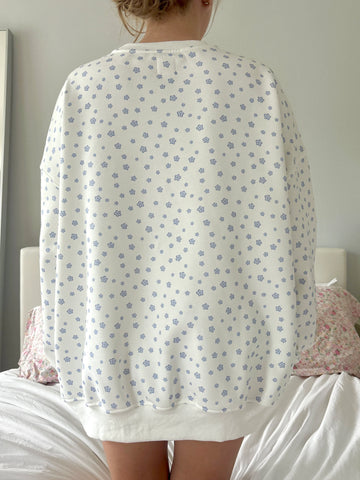 Effortless Blue Floral Sweatshirt for a Soft and Dreamy Everyday Look