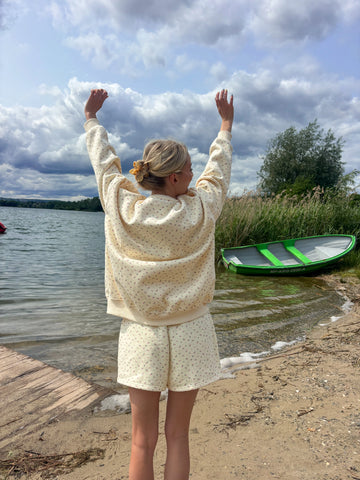 Cream Sweatshirt with Delicate Rose Embroidery for Cozy Everyday Style